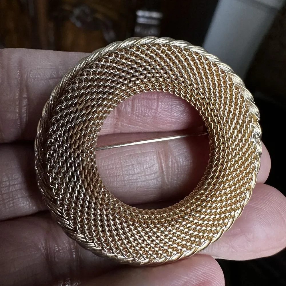 Vintage Kramer Of New York Brooch Pin 1.75 Inch Gold  Mesh Metal Circle  Signed‎